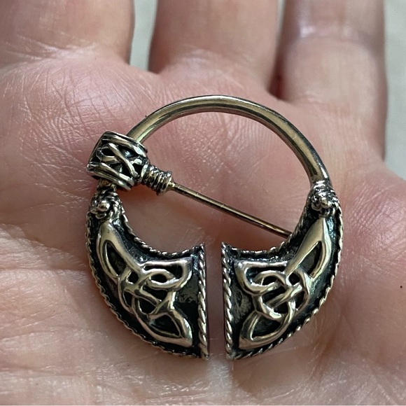 Penannular Irish Brooch - Picture 1 of 8